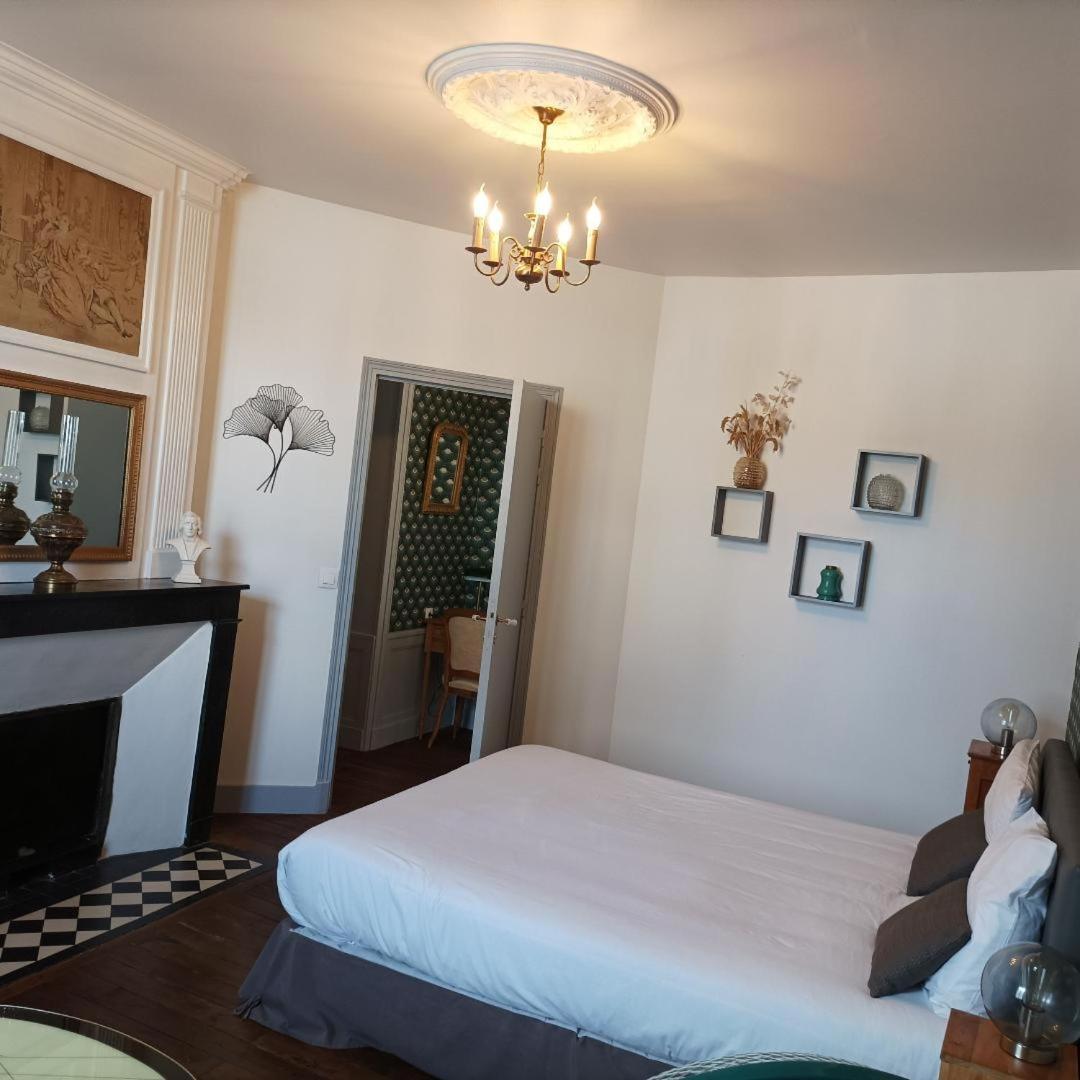 Le Relais Des Roses- Chambres D'Hotes Vatan Bagian luar foto